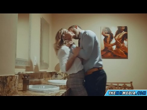 ❤️ Kui rinnakas blondiin võrgutab sind avalikus tualettruumis ️❌ Kaunis porno at et.trysex.ru ﹏
